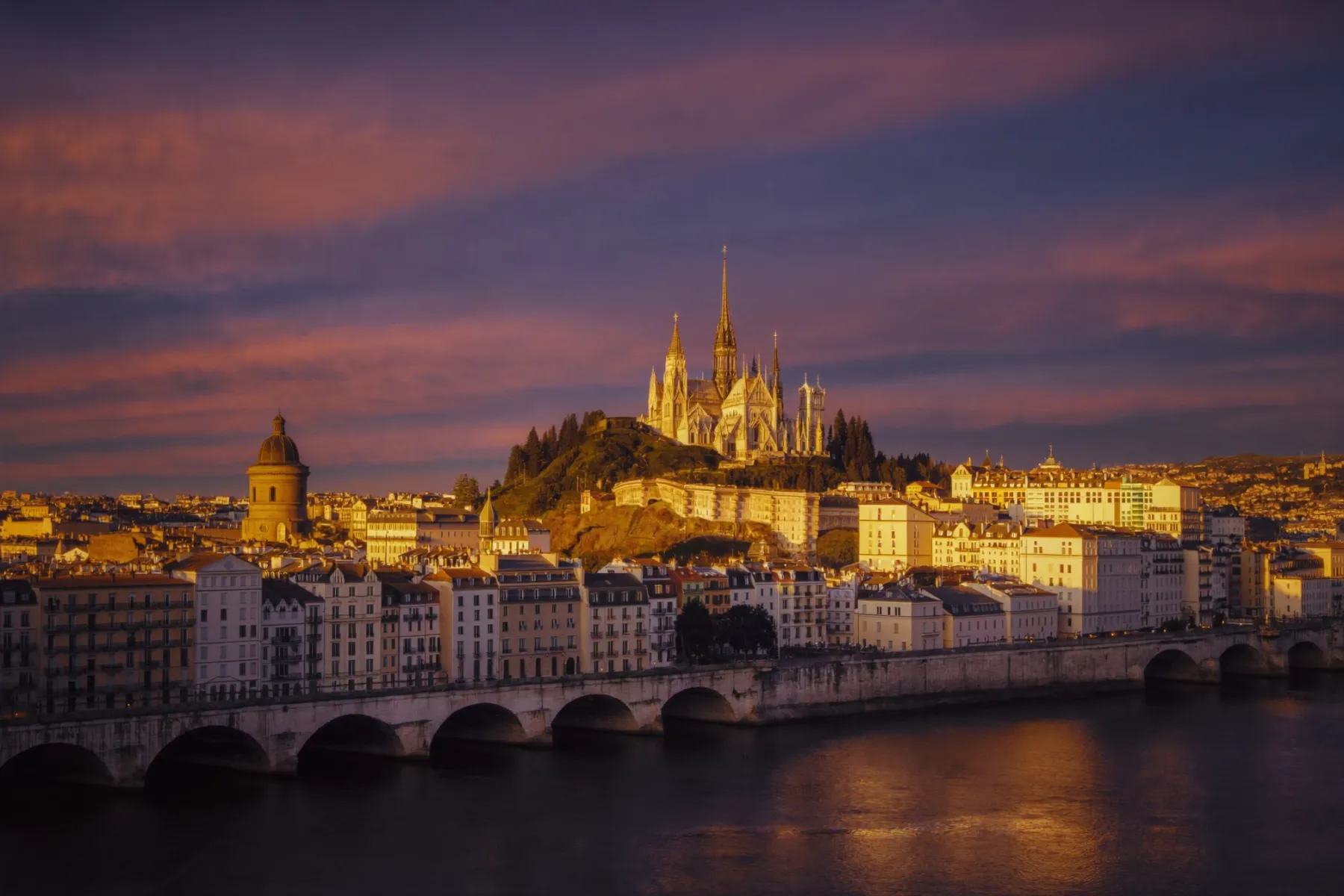 Vue panoramique du Vieux Lyon et de la basilique de Fourvière au coucher du soleil