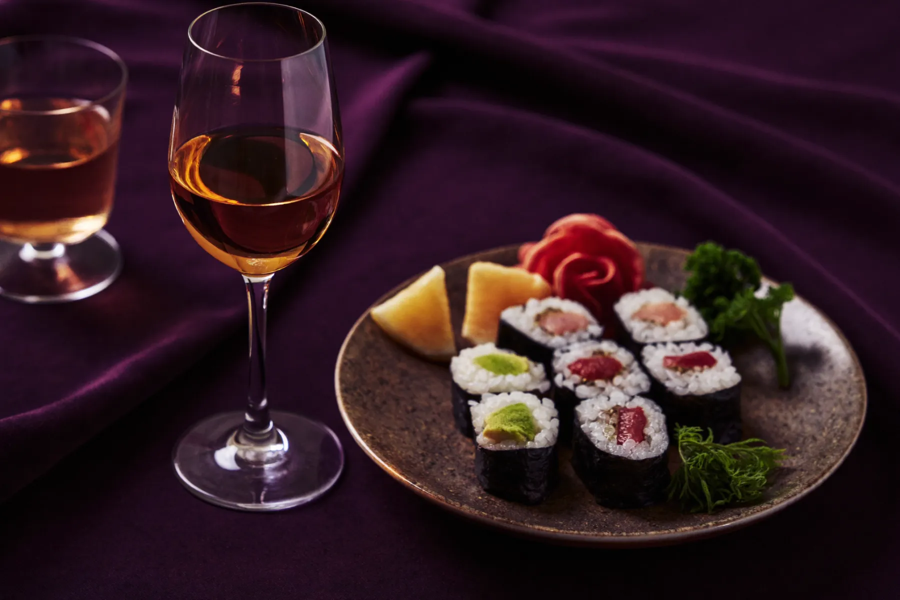 Plateau de sushi et makis élégant avec un verre de vin blanc et un verre de rosé